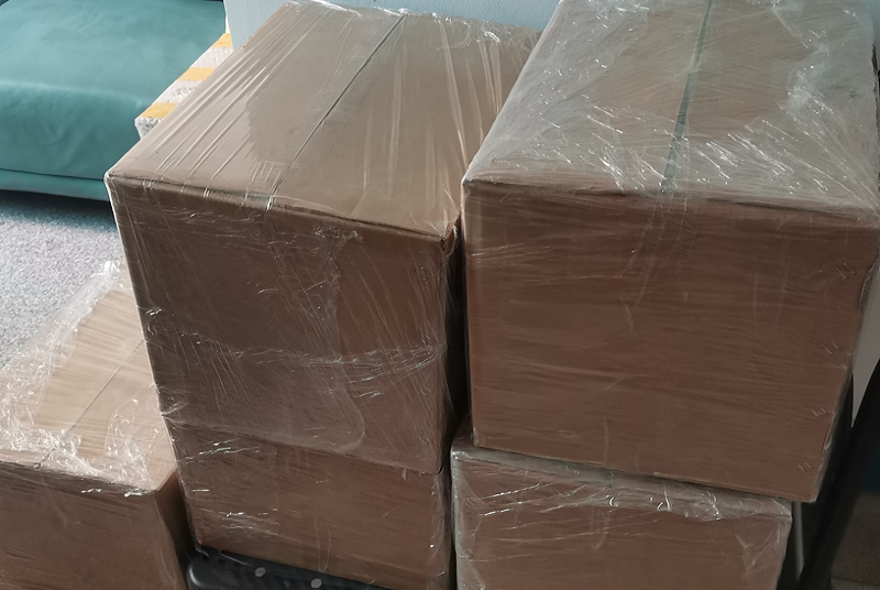 白&ブラック&クリアスリムリップバームチューブがカナダに震えた