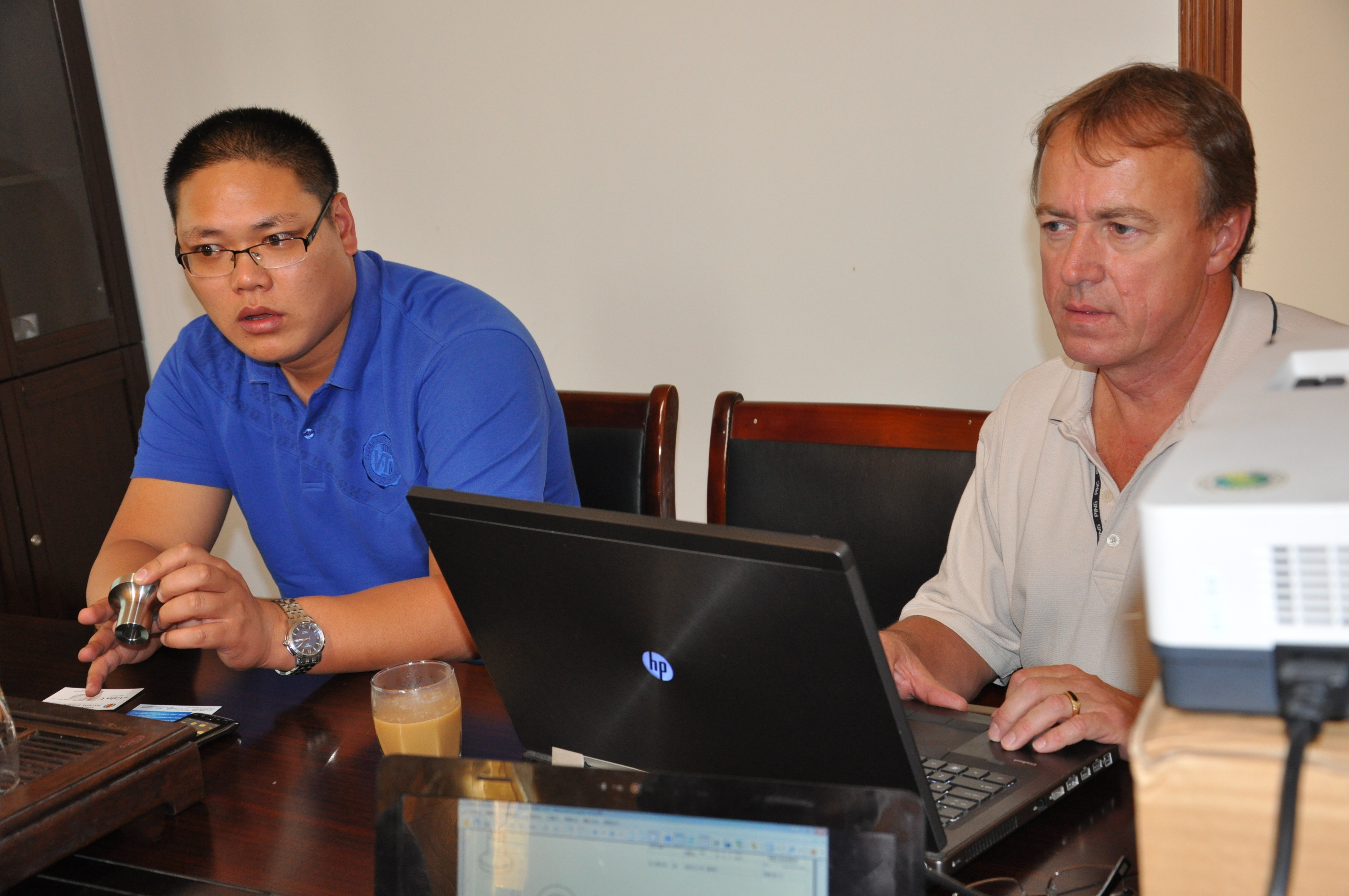 パートナープラントの現場で品質問題について議論する